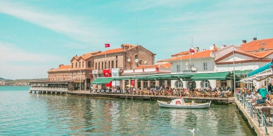 Kendinizi sahile bırakın, damla sakızlı kahvenin tadına varın! Burası bir cennet: Eylül ayında mutlaka görün 5